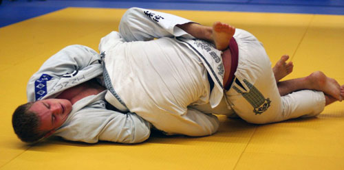 Gunnar wins open weight with a guillotine-choke
